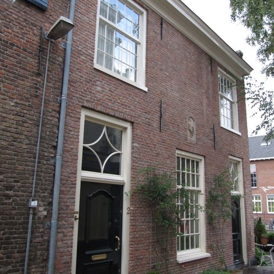 Pand met tuitgevel aan de nassaulaan