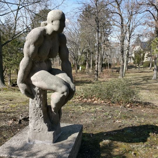 Sitzende Frau in Heilstätte Lindenhof