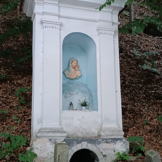 Madona u Vltavy - výklenková kaplička se studánkou
