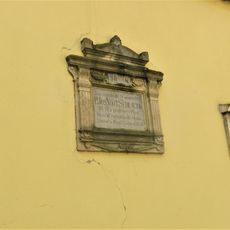 Pamětní deska Josefa Vojtěcha Sedláčka na ohradní zdi muzea v Čelákovicích