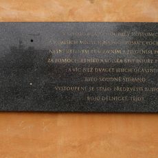 Pamětní deska vystoupení cvočkařů v Hostomicích.