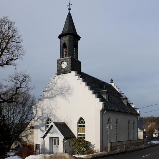 Kirche, Kriegerdenkmal für die Gefallenen des Ersten Weltkrieges und Gedenkbaum neben der Kirche Auer Straße 81