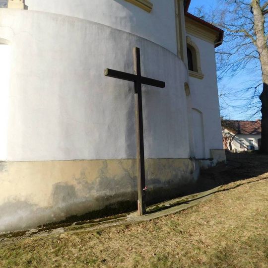Dřevěný misijní kříž u kostela Povýšení svatého Kříže v Pyšelích