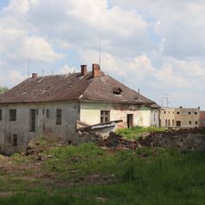 Hospodářský dvůr s tvrzí Okarec