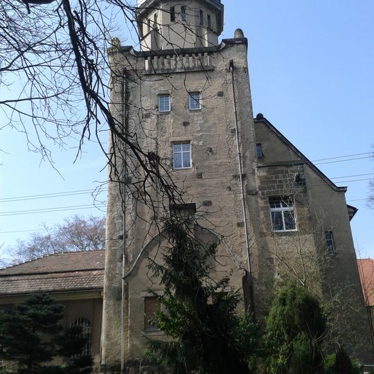 Einzeldenkmale der Sachgesamtheit Rittergut Neustruppen: Schloss , drei Wirtschaftsgebäude , Einfriedungsmauer, Zugang im Südosten, T