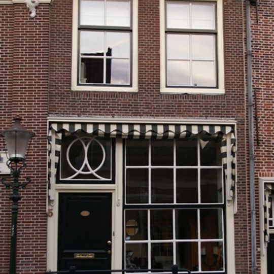 Pand met hoogst eenvoudige gevel, voor wellicht ouder pand