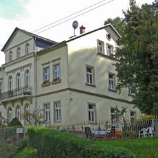 Wohnhaus in offener Bebauung, mit Einfriedung Friedrich-Gottlob-Keller-Straße 8