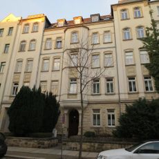 Mietshaus in geschlossener Bebauung mit Vorgarten Lohrstraße 38