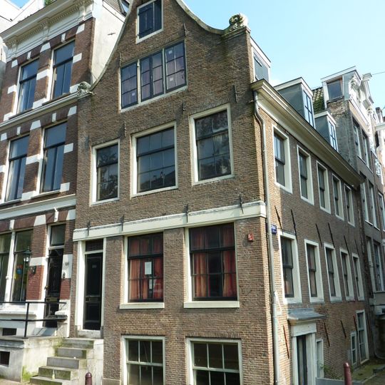 Hoekhuis met klokgevel