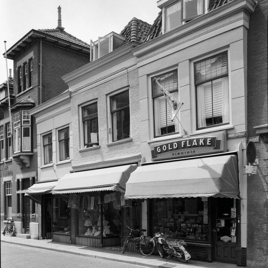 Eenvoudige, gepleisterde lijstgevel voor huis van parterre en verdieping