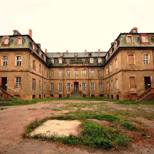 Einzeldenkmale der Sachgesamtheit Rittergut Neusorge: Schloss Neusorge , Orangerie , Kapelle und Gerichtsgebäude , Wohn- und Wirtschaftshof mit Torhaus und weiteres Wirtschaftsgebäude (siehe auch Sachges