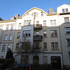 Mietshaus in geschlossener Bebauung mit Vorgarten und Einfriedung Theodor-Lessing-Straße 6