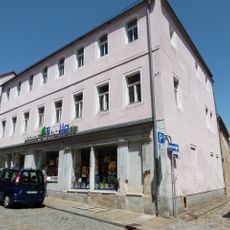 Wohnhaus mit Laden (originale Front) in geschlossener Bebauung und Ecklage Bahnhofstraße 7