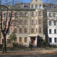 Mietshaus in geschlossener Bebauung mit Vorgarten und Einfriedung Straße der Nationen 109