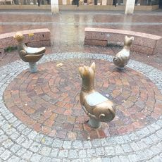 Brunnenfiguren mit Tieren