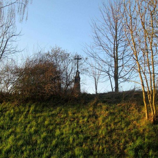 Kříž západně od Mochtína na svahu