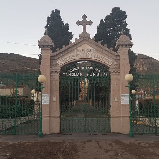 Portada del cementerio de Los Remedios