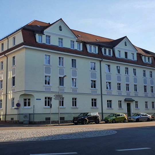 Mietshaus in halboffener Bebauung und Ecklage Dr.-Bruno-Kochmann-Straße 2