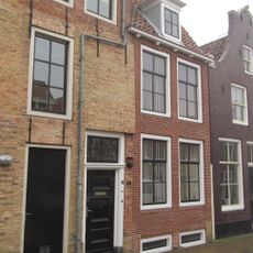 Smal tussenpand onder dwarsdak