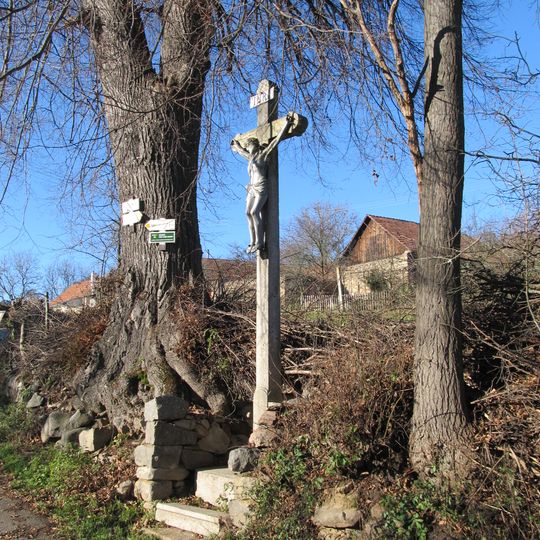Kříž v Libotyni na staré křižovatce pod hlavní silnicí
