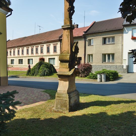 Kříž v Třebčíně před kaplí