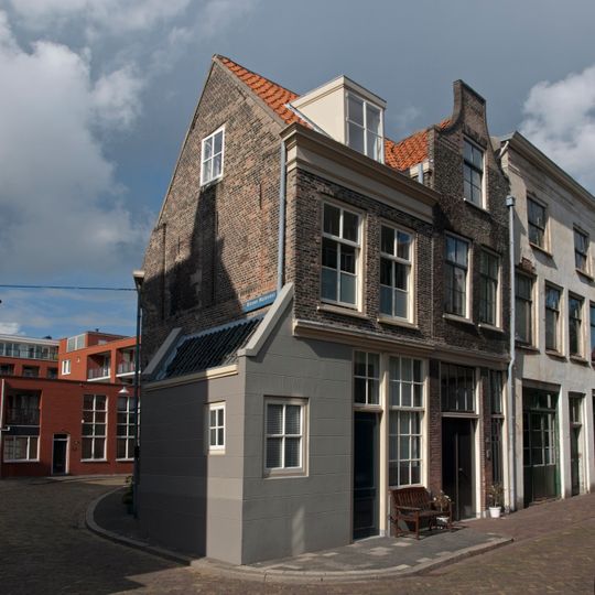 Pand met lijstgevel met gaaf bewaarde pui