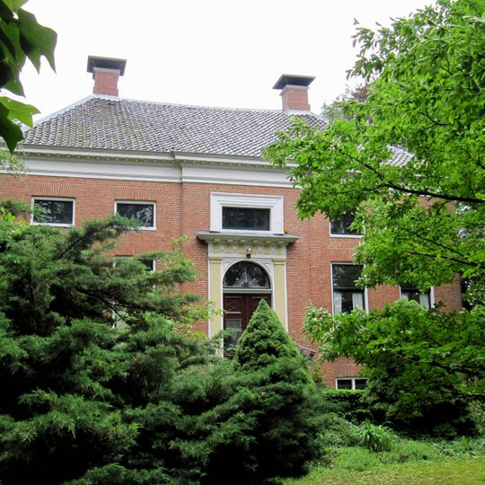 Blokvormig pand met lage zolderverdieping onder schilddak met hoekschoorstenen