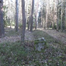 Kříž v lese u Kostelce za pietní zahradou