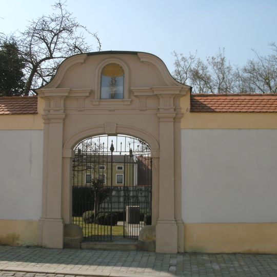 Gartenmauer und Portal des ehemaligen Pfarrgartens