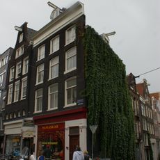 Hoekhuis met gevel onder rechte lijst met dakkapel