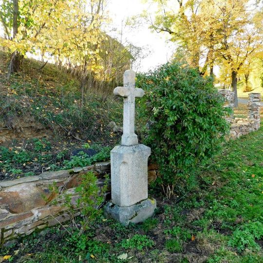 Kamenný kříž ve východní části Tomic