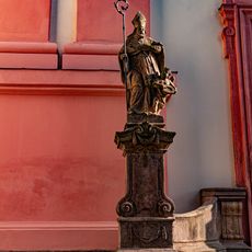 Socha svatého Mikuláše u chrámu Nanebevzetí Panny Marie v Nové Pace