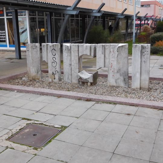 Sculpture near Pujmanové street