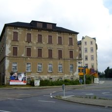 Kontorhaus einer Fabrik mit Vorgarten
