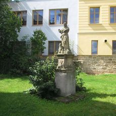 Socha svatého Jana Křtitele u kostela v Manětíně