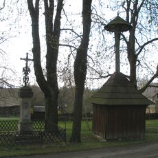 Zvonička a krucifix