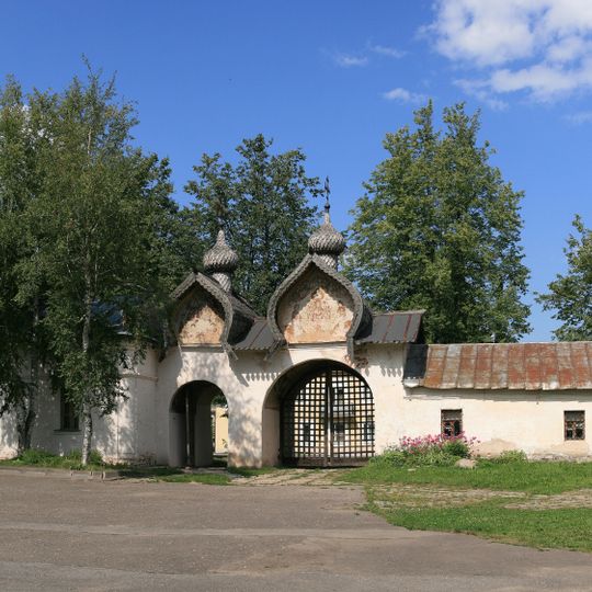 Святые ворота с кельями и росписью