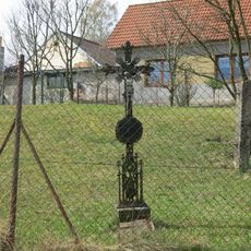 Kříž v zahradě domu 49 v Pořešíně