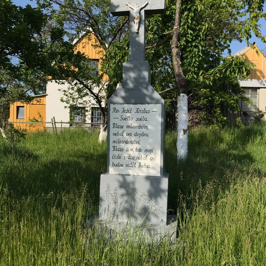 Kříž v západní části Kolína v zahrádce u vodárny