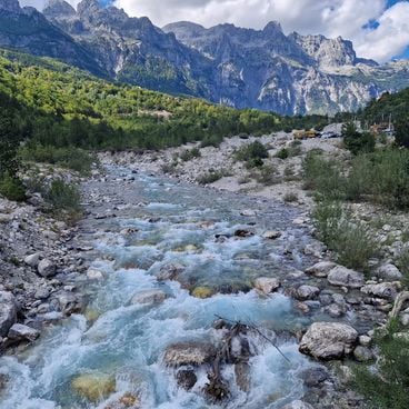 Det som formar Albaniens landskap: vild natur, uråldriga stenar och kustens under