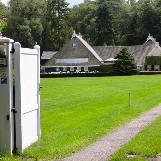 Kop-hals-rompboerderij met gewijzigde schuur en met voorgevel met smalle lichtopeningen in de top