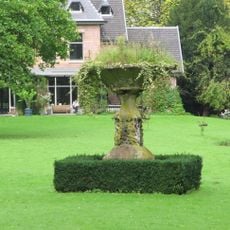 Landgoed Dordwijk: tuinvaas, opgetrokken sokkel van ijsselsteentjes