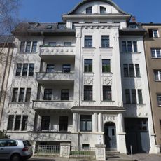 Mietshaus in geschlossener Bebauung mit Vorgarten und Einfriedung Erich-Mühsam-Straße 15