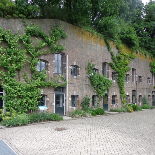 Fort Hoofddijk: Bomvrije kazerne A met poterne