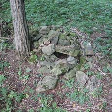 Kříž nad zaniklými Skryjemi