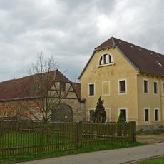 Wohnhaus und zwei aneinandergebaute Seitengebäude zum Hof Basteistraße 58