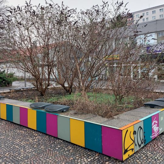 Brunnen mit Metallplastik