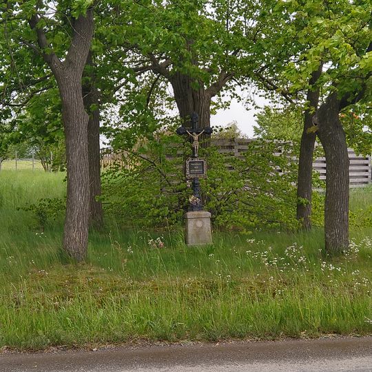 Kříž u silnice na Obořiště