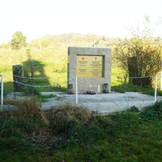 Pomník zemřelých válečných zajatců za kostelem v Kerharticích