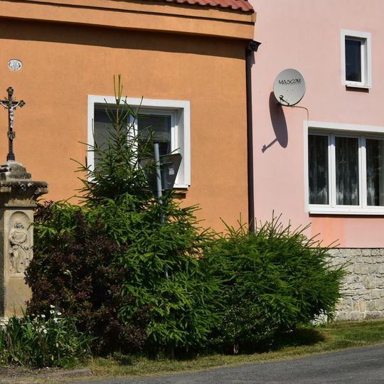 Kříž u rozcestí ke kostelu v Orasicích